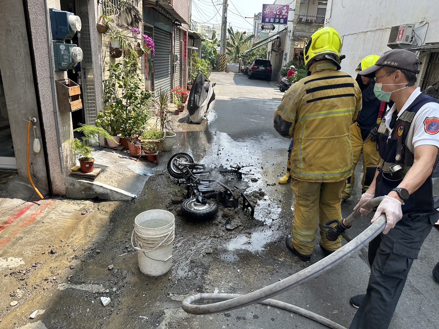 電動自行車突自燃 車主自行掩蓋火勢幸無礙