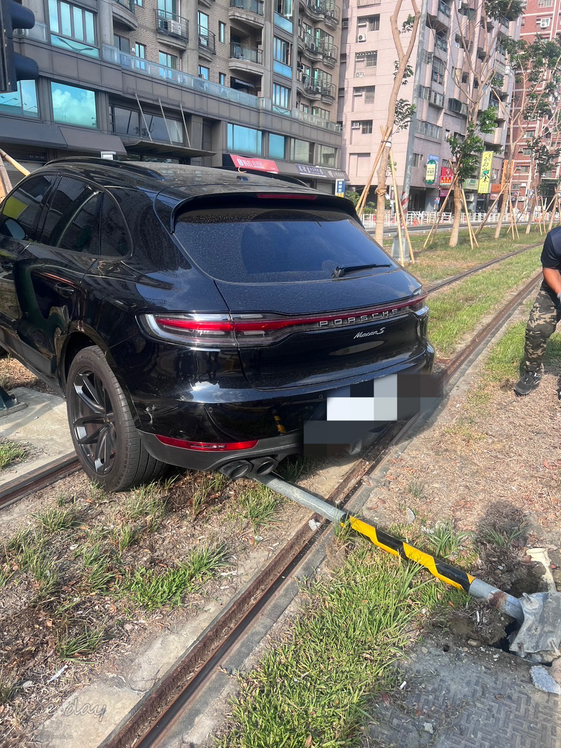 高雄男子酒駕闖入輕軌軌道撞倒路樹後逃逸  鼓山警立即逮捕