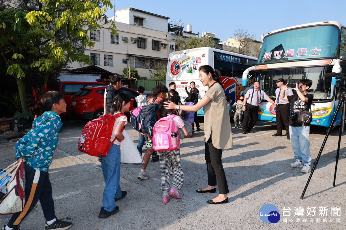 許縣長與縣長主管送學生上車。(縣府提供)