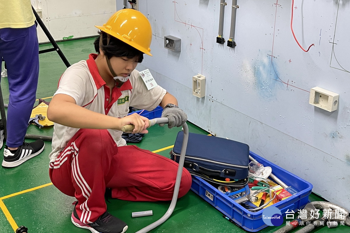 「電機與電子職群基本室內配線組」競賽中,參賽選手盡展個人技能。