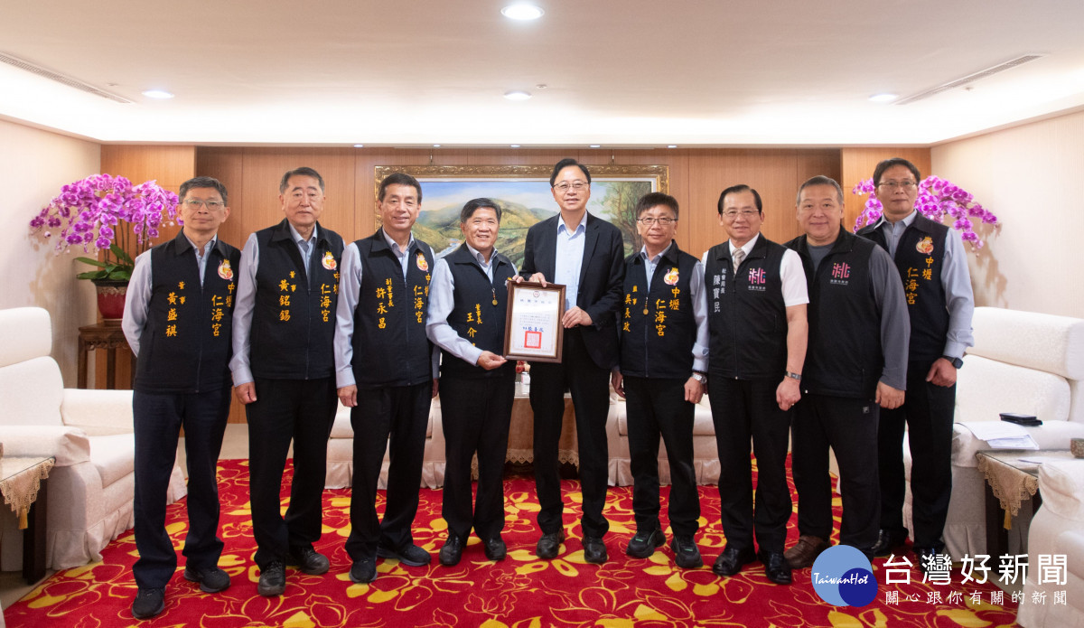 張市長感謝中壢仁海宮捐助400萬元賑災。<br /><br />