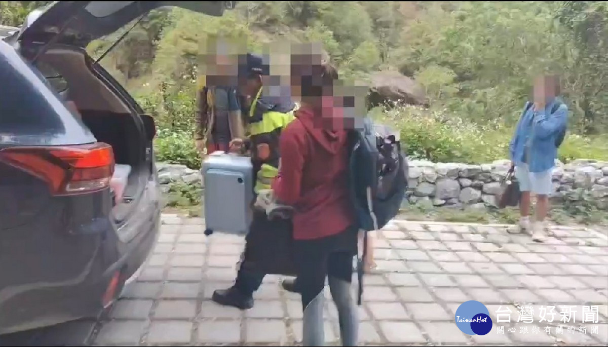仁愛警分局翠峰派出所所長張勝華率領3名同仁載送四名美國籍遊客至清境。(圖/仁愛警分局提供)