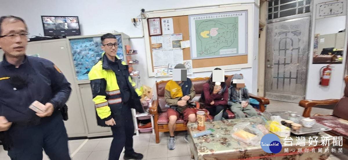 脫困遊客在派出所稍作休息。(圖/仁愛警分局提供)