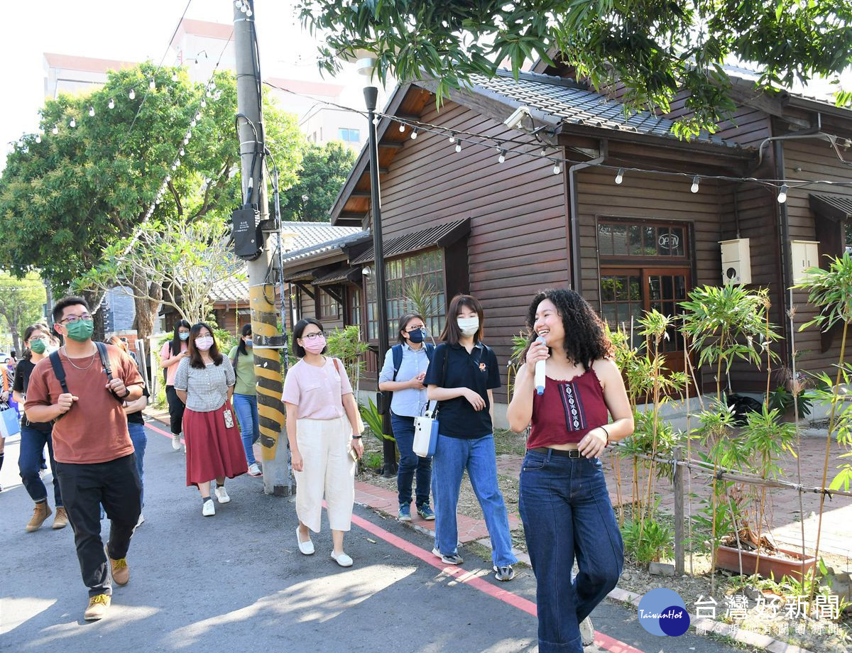 潘瑋茵(右1)協助嘉義縣政府營運「水道頭文創聚落」，遊客來訪時也會擔任解說人員。