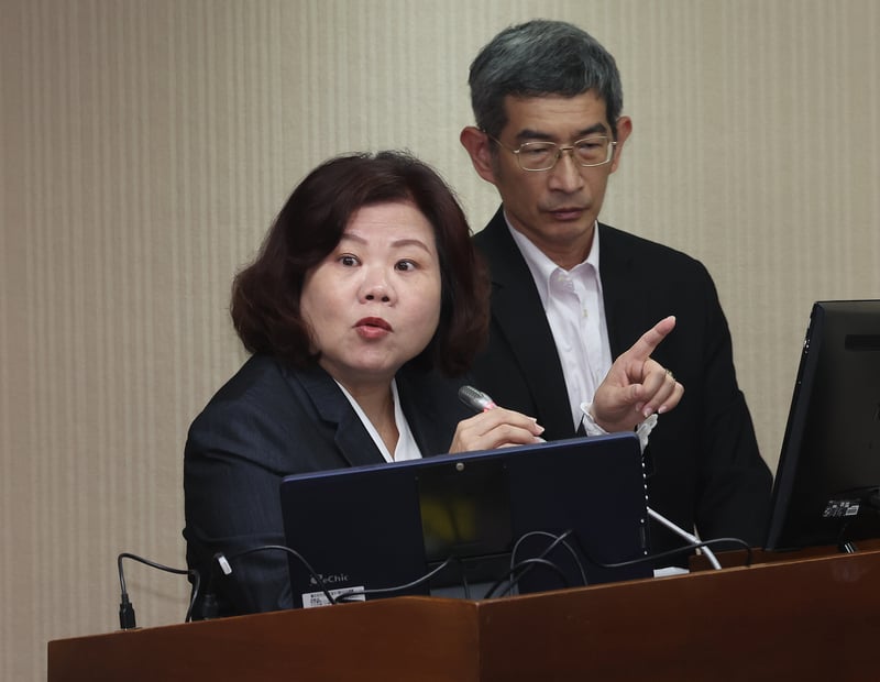 立法院社福及衛環委員會8日上午邀請勞動部長許銘春(左)列席專題報告,並備詢。中央社