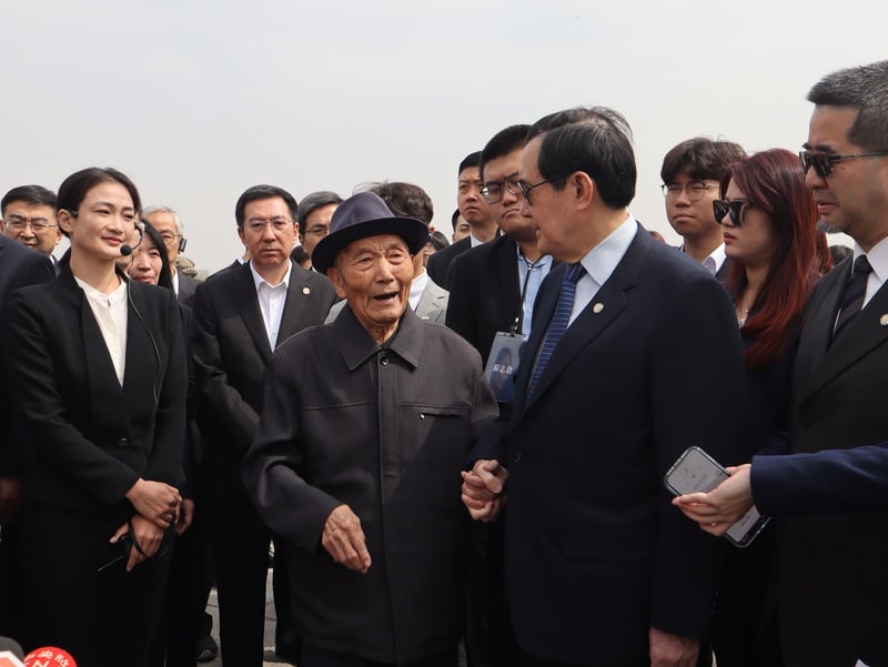 馬英九率團訪問中國,今天參觀盧溝橋,中方安排93歲的「七七事變」親歷者鄭福來(戴帽者)講述當年往事。中央社