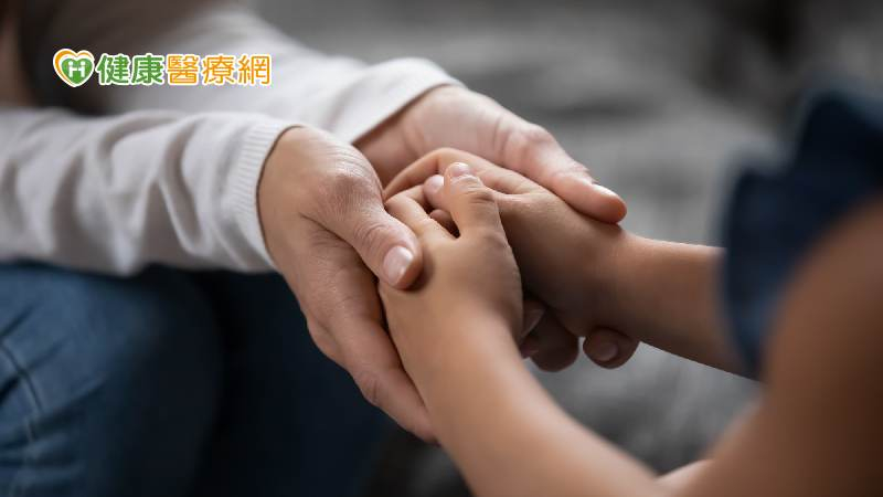 罹癌該如何向孩子告知噩耗? 專家分析不同年齡層的內心、理解方式