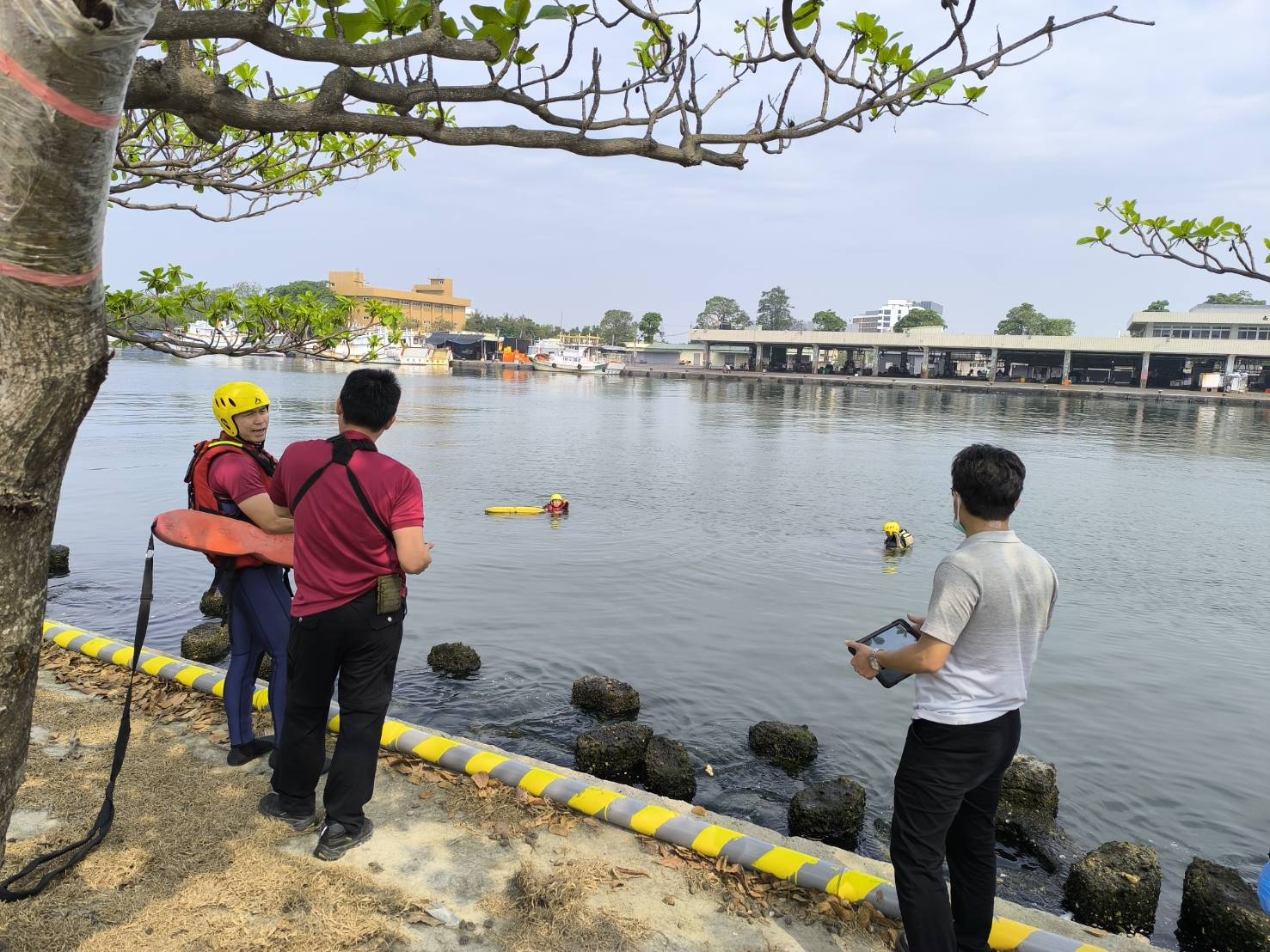 ▲台南市安平區林默娘公園附近海域，今日上午驚傳汽車墜海意外。（圖／民眾提供）
