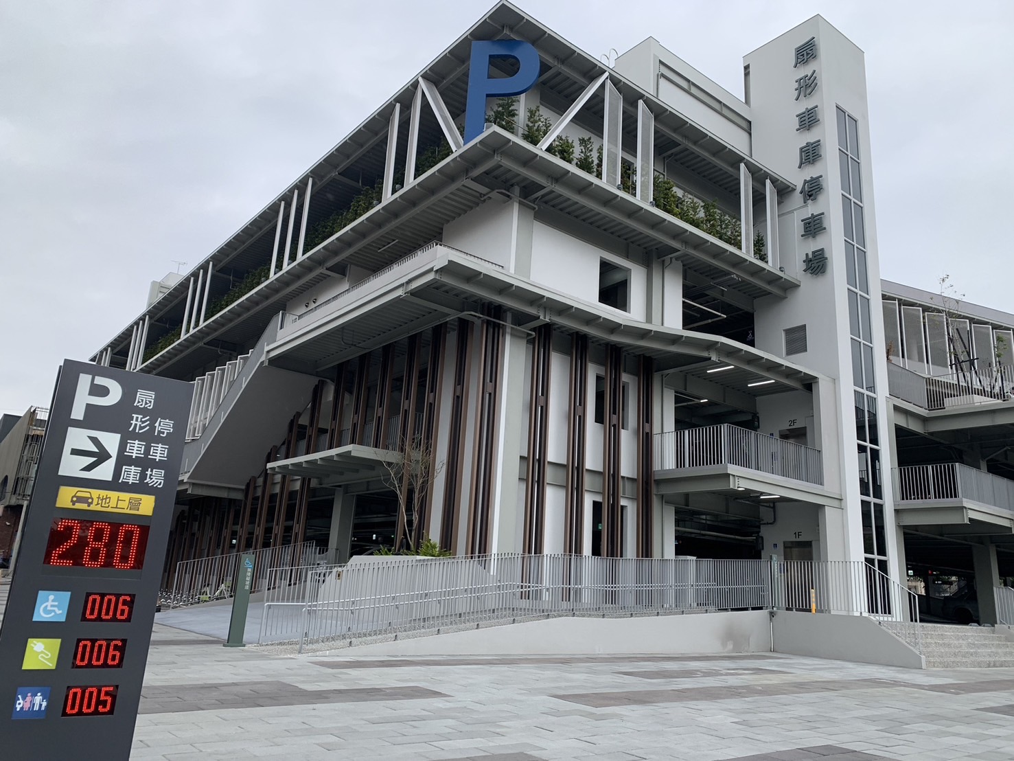 ▲彰化市扇形車庫停車場開放80個汽車停車格供民眾月租，但7日登記截止僅有59人申請，比原定的預期少了21人。（記者張溎壕攝）