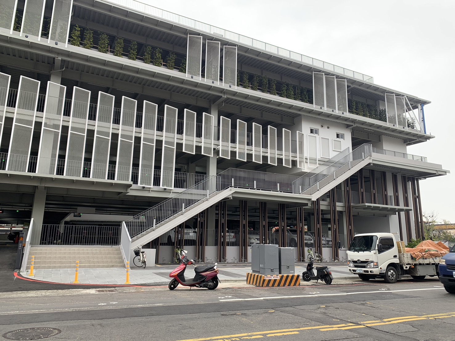 ▲彰化市扇形車庫停車場開放80個汽車停車格供民眾月租，但7日登記截止僅有59人申請，比原定的預期少了21人。（記者張溎壕攝）