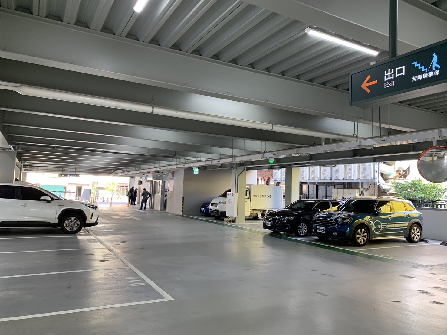 ▲彰化市扇形車庫停車場開放80個汽車停車格供民眾月租，但7日登記截止僅有59人申請，比原定的預期少了21人。（記者張溎壕攝）