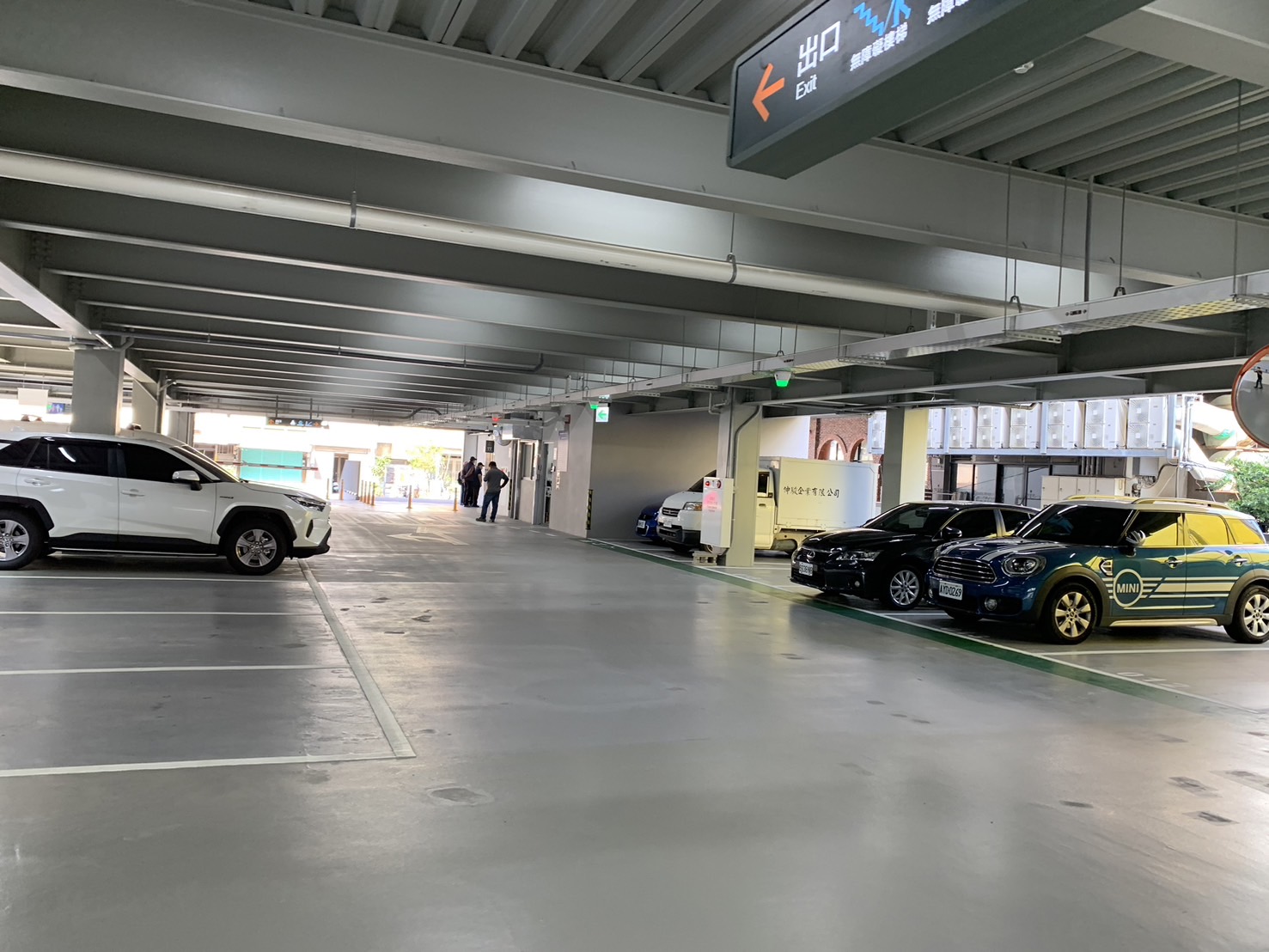 ▲彰化市扇形車庫停車場開放80個汽車停車格供民眾月租，但7日登記截止僅有59人申請，比原定的預期少了21人。（記者張溎壕攝）