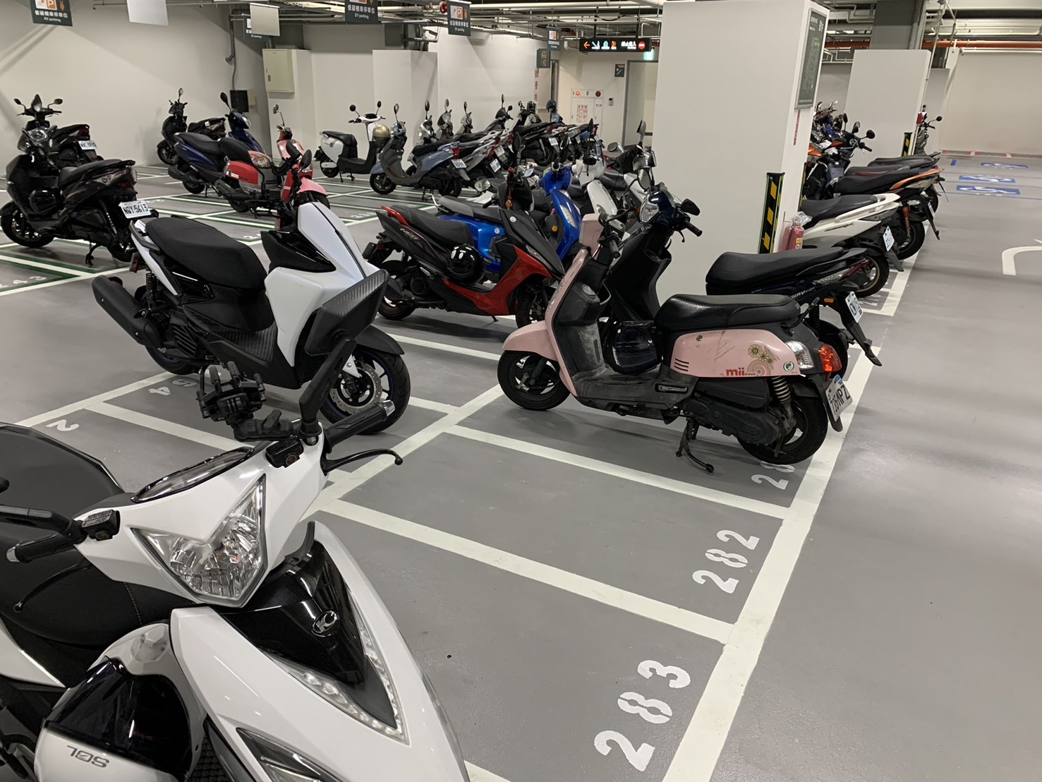 ▲彰化市扇形車庫停車場開放80個汽車停車格供民眾月租，但7日登記截止僅有59人申請，比原定的預期少了21人。（記者張溎壕攝）