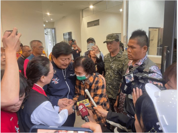 批救災分藍綠令人絕望　影帝妻挺傅：花蓮頂梁柱不容汙衊