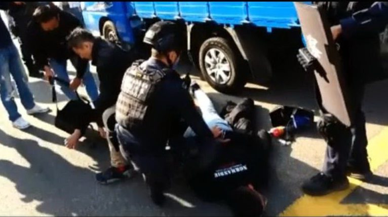 警方專案小組逮捕水房成員葉(穿牛仔褲)、主嫌黃男。(圖/刑事警察局 提供)