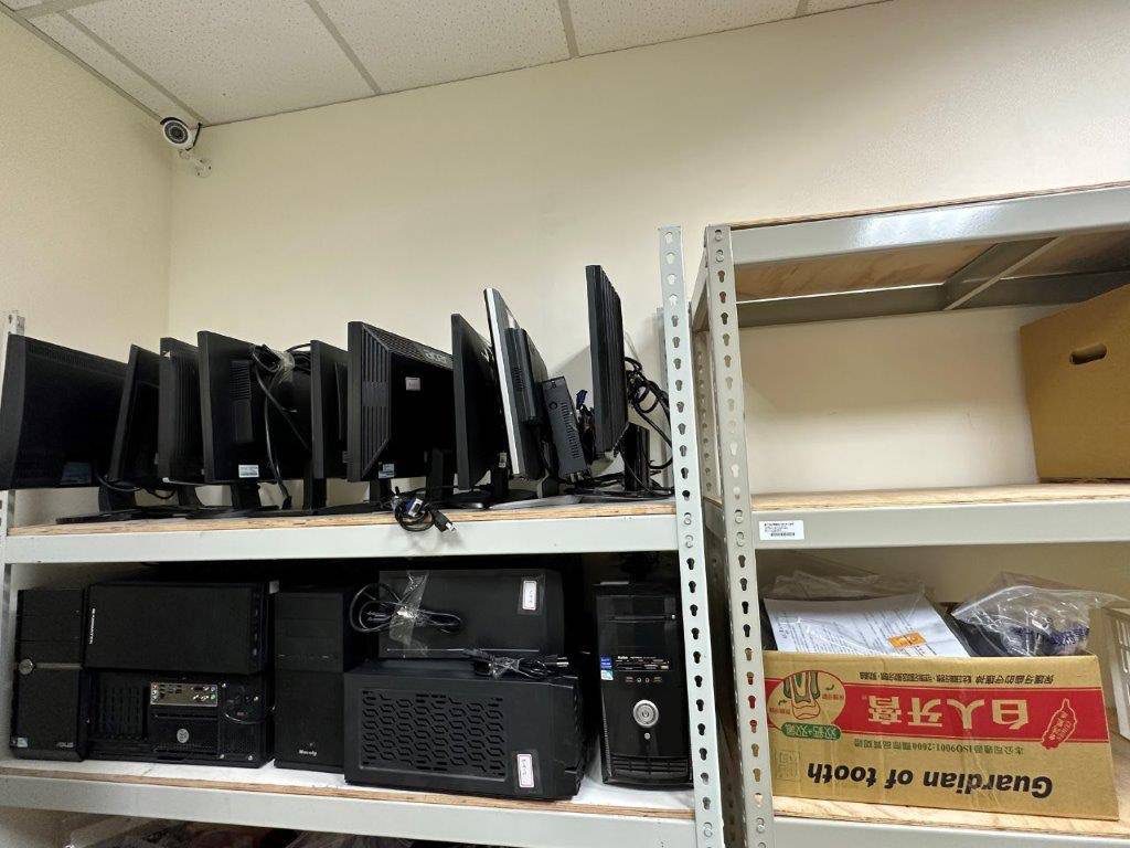 警方查扣電腦主機9台、筆電5台、手機20支、隨身碟1顆、數據機1台、教戰守則、民眾信用評估單及本票等大批證物。(圖/刑事警察局 提供)