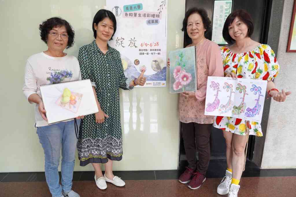 ▲大葉大學長青大學師生歡迎大家到員林圖書館看展。（大葉大學提供）