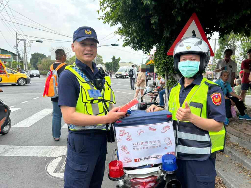 ▲彰化縣警察局北斗分局體恤執勤員警辛勞,避免因大甲媽祖遶境護轎時間冗長而疏於補充水份導致脫水情事發生,指派專人打造行動休息補給站,讓執行員警揪感心。(彰化警方提供)