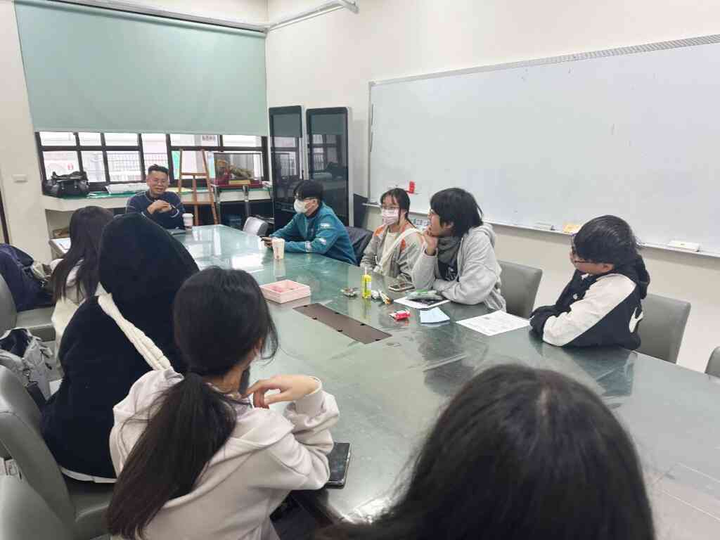 ▲「學測戰士履歷備審準備講座」於日前在彰化藝術高中舉辦,協助剛考完學測的高中生選擇申請校系及準備備審資料,除課程講授外,更安排一對一輔導解惑,助學生產出備審資料。(記者林明佑翻攝)