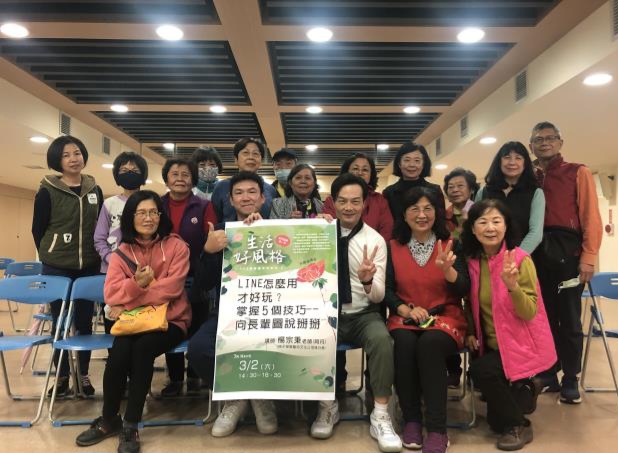▲新營文化中心規劃多元藝文講座,傳遞不同的知識,民眾與主講人楊宗秉老師合影。(台南市政府提供)