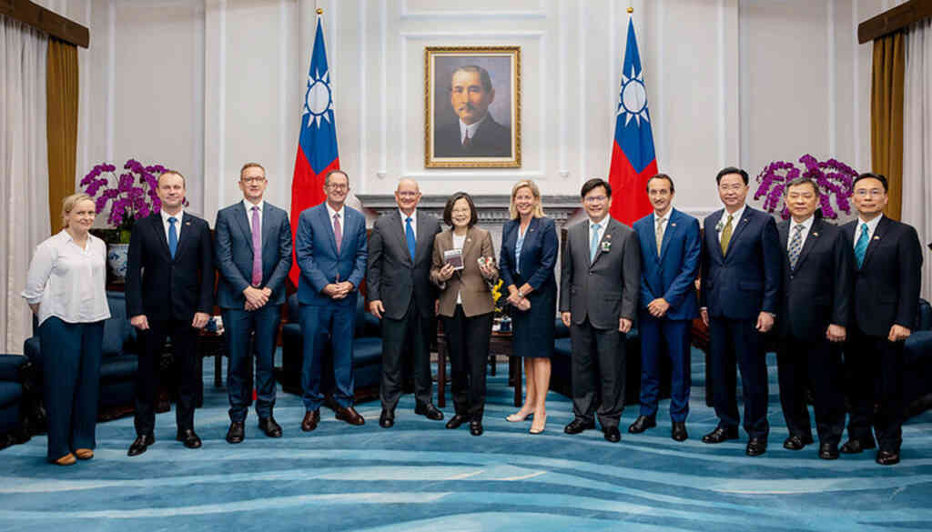 ▲蔡英文總統接見澳洲跨黨派國會議員訪問團，感謝澳洲這幾年來，多次在國際場域重申臺海和平穩定的重要性，共同促進區域的繁榮發展。（總統府提供）