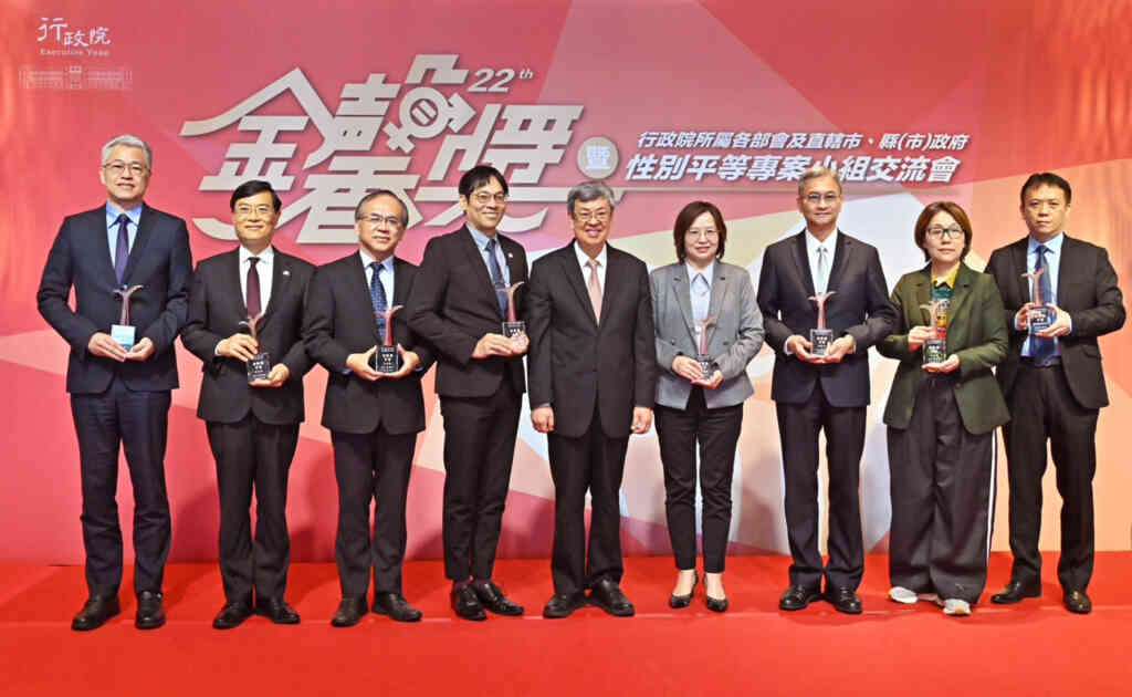 ▲行政院長陳建仁出席「第22屆金馨獎頒獎典禮暨性別平等專案小組交流會」,頒獎表彰24個獲獎機關積極融入性別平等觀點於業務中,並感謝各機關同仁推動性別平等工作的付出與貢獻。(新傳處提供)