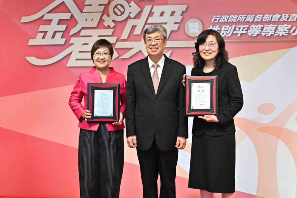 ▲行政院長陳建仁出席「第22屆金馨獎頒獎典禮暨性別平等專案小組交流會」，頒獎表彰24個獲獎機關積極融入性別平等觀點於業務中，並感謝各機關同仁推動性別平等工作的付出與貢獻。（新傳處提供）