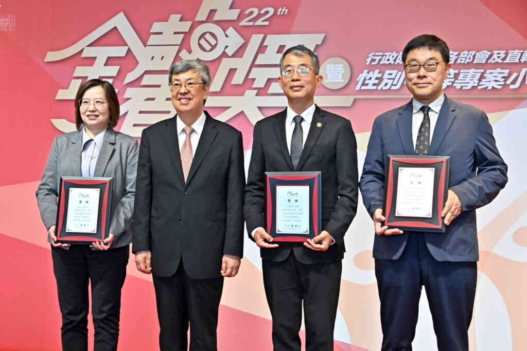 ▲行政院長陳建仁出席「第22屆金馨獎頒獎典禮暨性別平等專案小組交流會」，頒獎表彰24個獲獎機關積極融入性別平等觀點於業務中，並感謝各機關同仁推動性別平等工作的付出與貢獻。（新傳處提供）