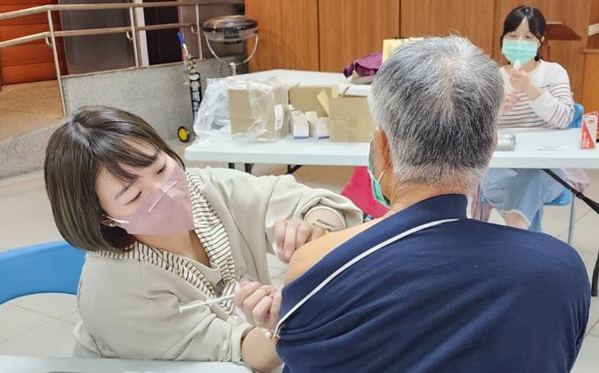▲國內新冠疫情持續,台中市衛生所4月9日將配合中央政策同步開打第2劑XBB疫苗接種者。(台中市衛生局提供)