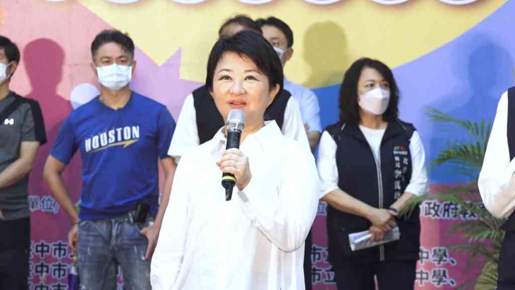 ▲台中市長盧秀燕今天出席模範生合影活動接受媒體聯訪時表示,「人同此心,心同此理」,在地震發生後兩個小時內,台中市政府的搜救大隊及救援同仁就已整備完畢並向中央回報。後續若有必要,台中都會全力配合中央調度。(記者張學宜翻攝)