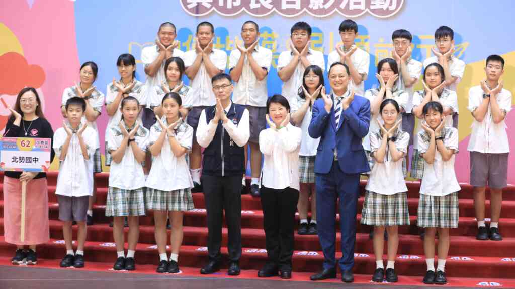 ▲台中市長盧秀燕與模範生合影，全力配合學生們擺出各種創意姿勢合影，包括臉頰愛心、臉上開出小花、向前行、英文字、航向遠方等。（記者張學宜翻攝）