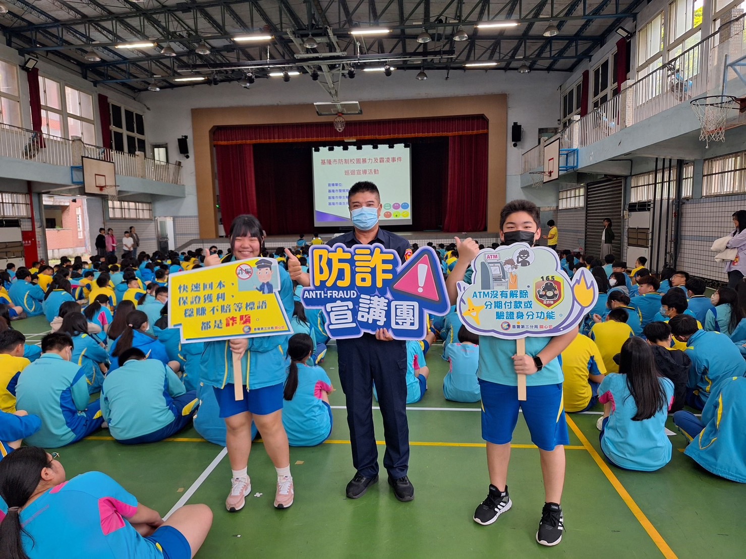 七堵所副所長至明德國中防詐宣導。(記者薛秀蓮翻攝)