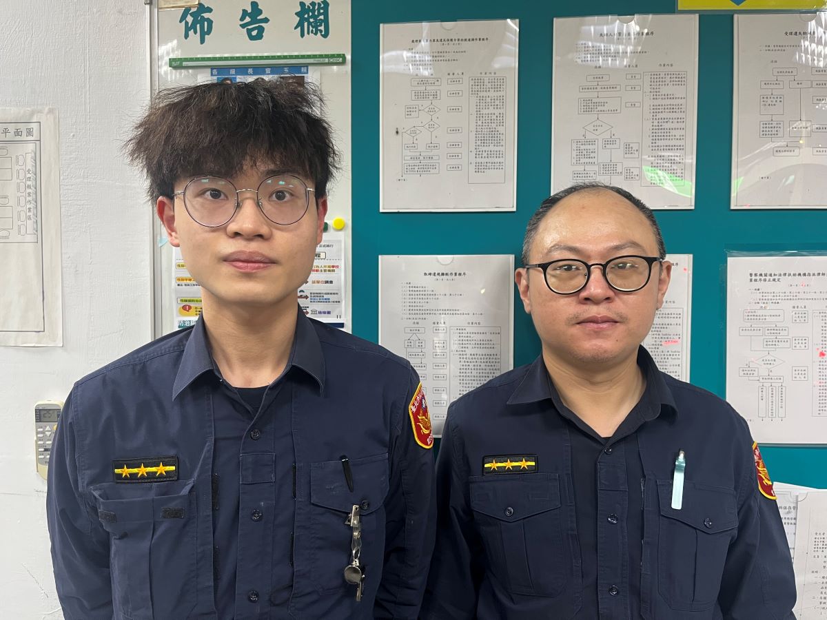 港墘派出所警員黃世華(左)、張建豊(右)。(記者薛秀蓮翻攝)
