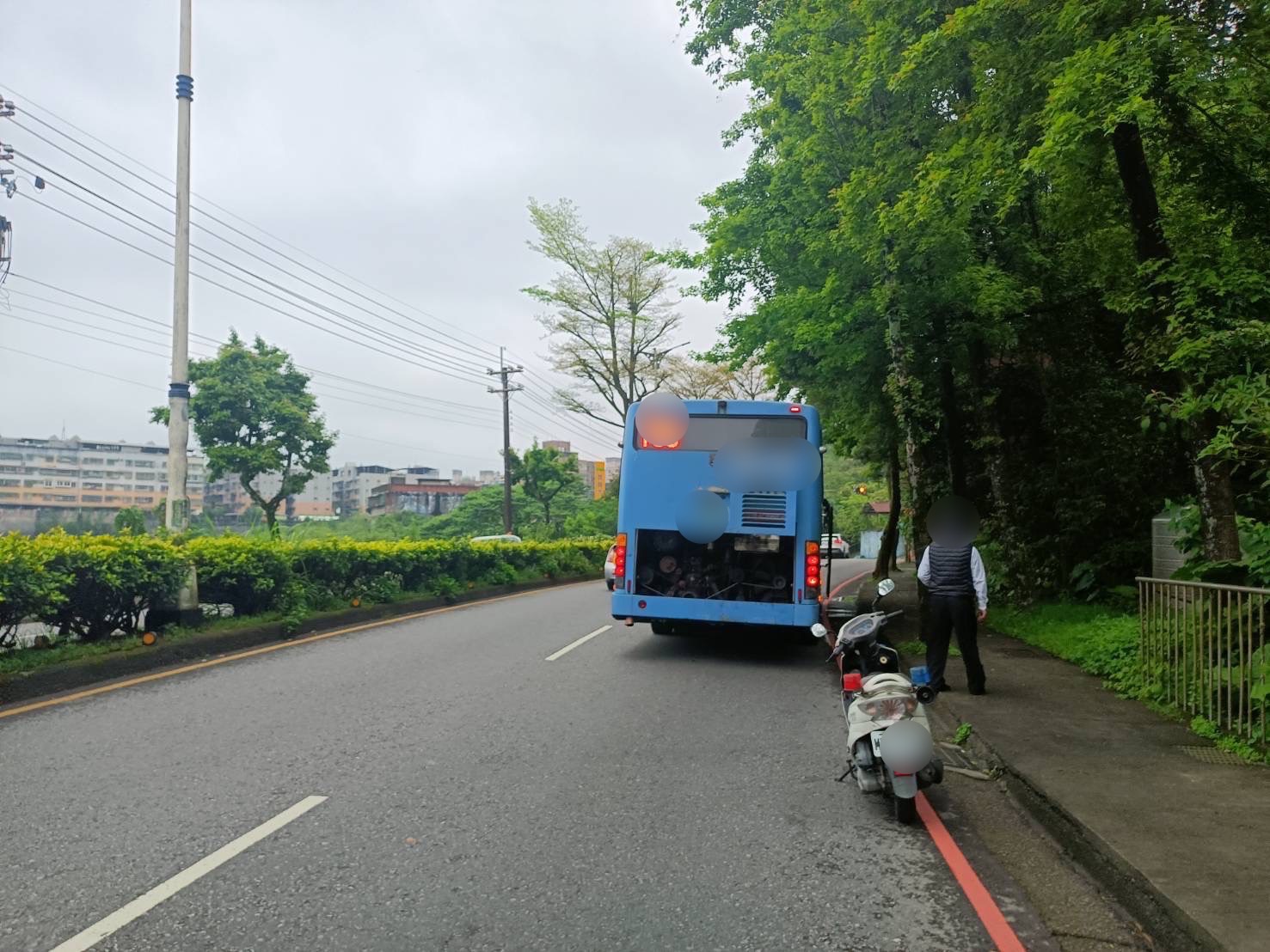 警方於拋錨車輛後方警示並以手勢指揮車輛通行。(記者薛秀蓮翻攝)