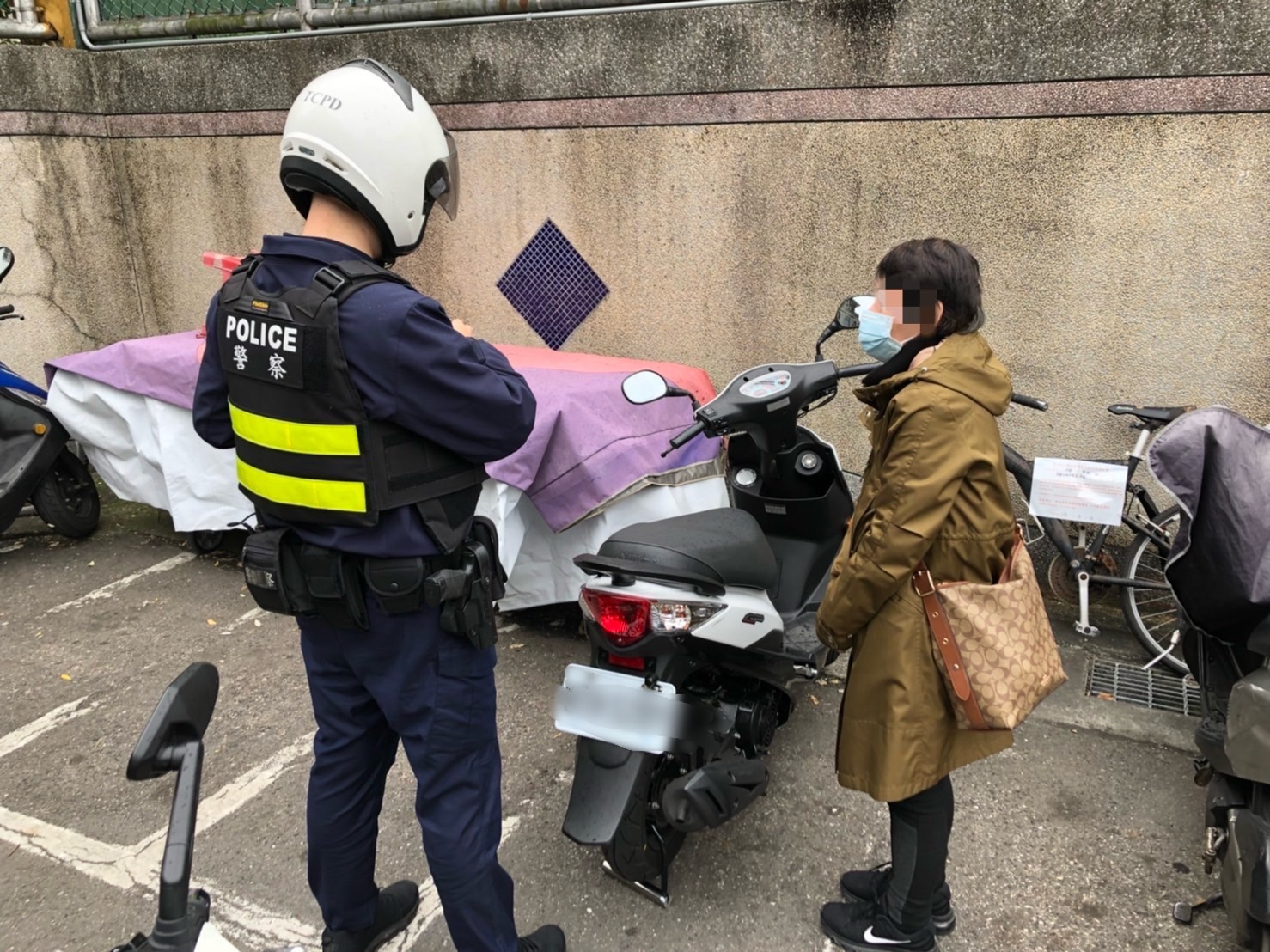中和派出所警員楊佳軍、呂紹良陪同葉女到現場尋找，終於找回愛車，葉女表示十分感謝。（圖/記者 張艷君翻攝）