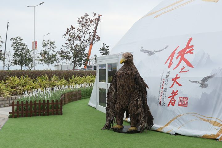 《俠之大者-金庸百年誕辰紀念》有36尊金庸角色人物雕塑可細細品味;圖為神雕俠侶-大雕。 圖:香港旅遊發展局/提供