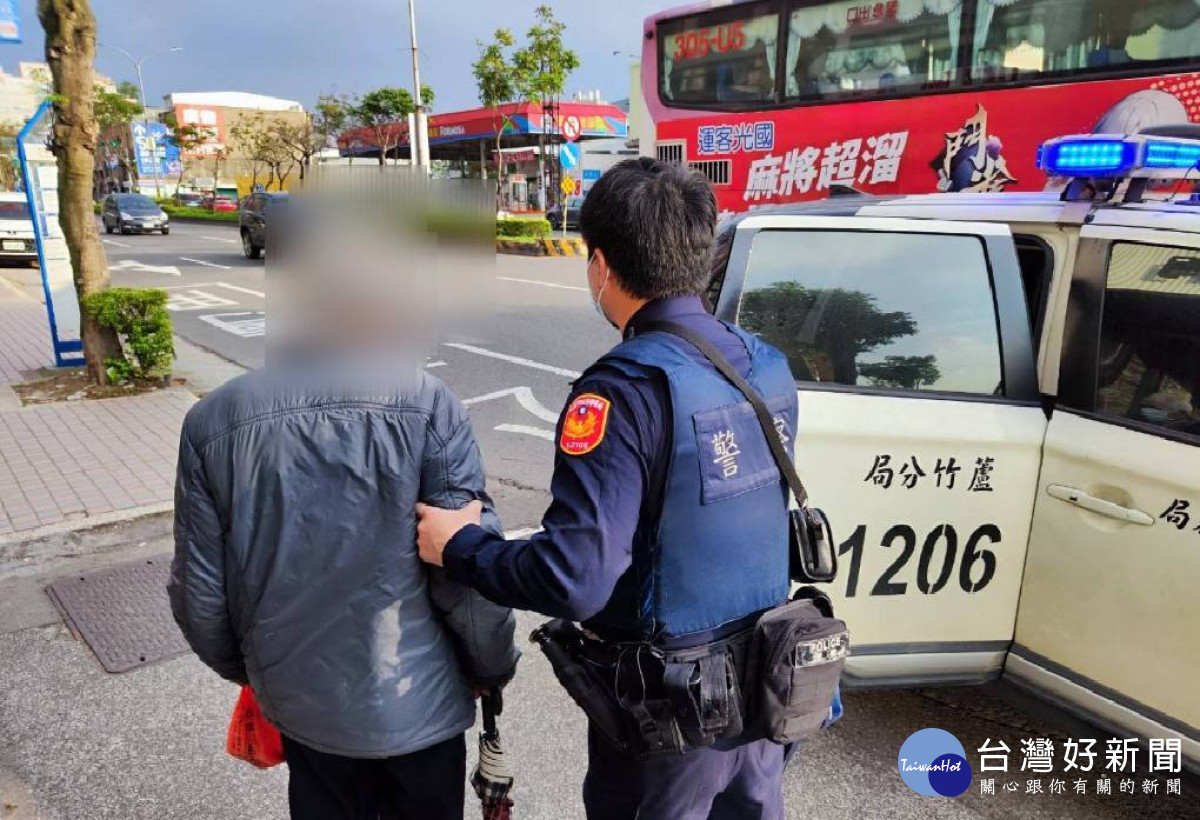 老翁行動不便倒臥街頭,蘆竹警協助返家。