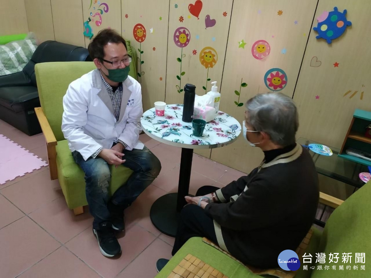 嘉基心理諮商師會定期前往社區長照點關懷長輩心理健康／嘉基醫院提供