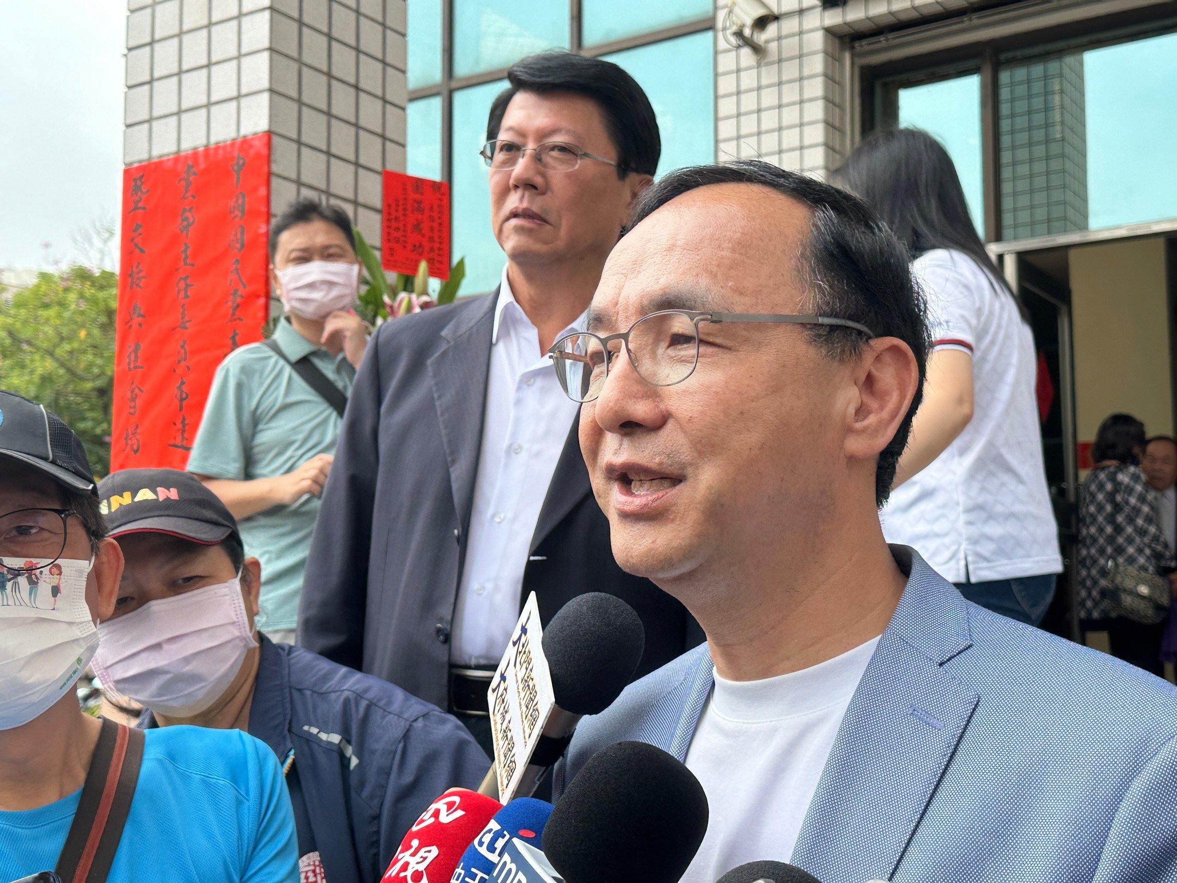 國民黨主席朱立倫參加立委謝龍介接任市黨部主委典禮,發表卓榮泰接任賴政府閣揆看法。辛啓松攝
