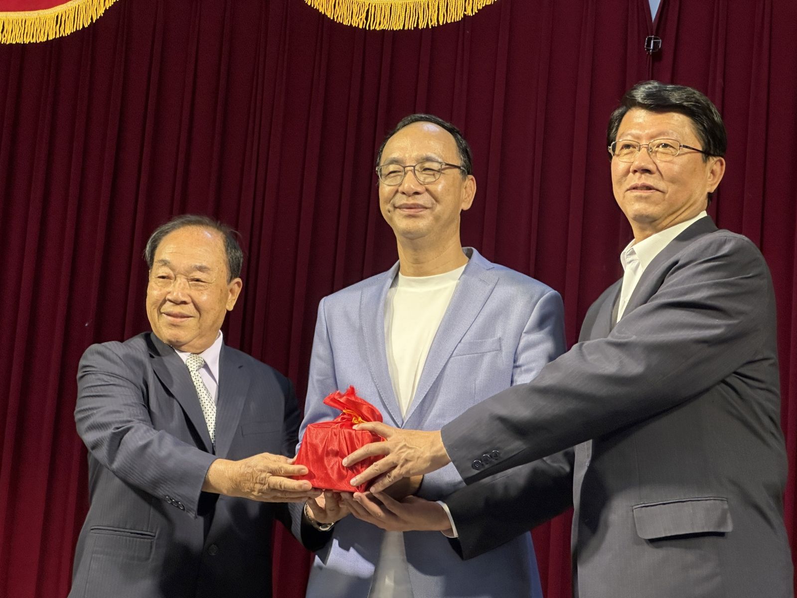 國民黨主席朱立倫（中）參加台南市黨部主委交接典禮。辛啓松攝