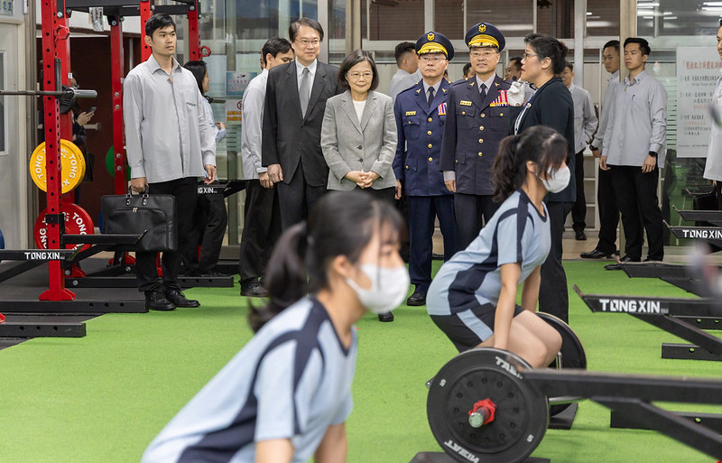 蔡英文總統今(9)日上午視察臺灣警察專科學校「科技犯罪偵查教育中心」、「新建學生宿舍大樓-英才樓」及強化學員生訓練。