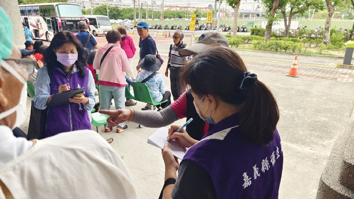 新北市樹林至嘉義旅遊團 25位疑似食物中毒上吐下瀉 陸續送到嘉義大林慈濟醫院急診部症狀治療