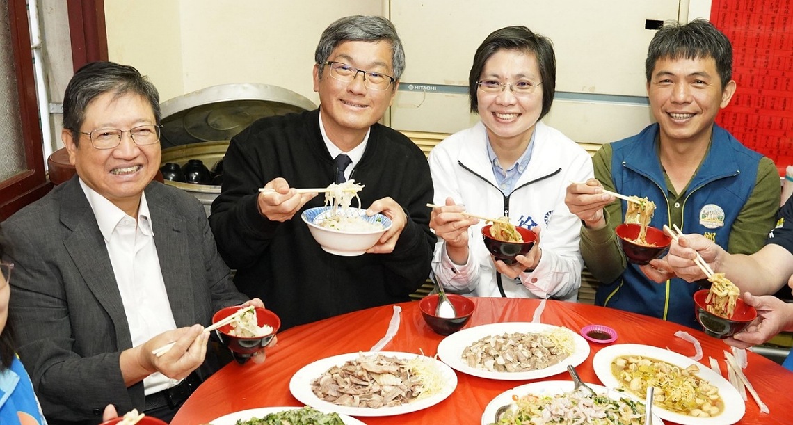 客委會主委、立委、縣長到訪客家美食店家 楊文科宣布營養午餐5月恢復使用粄條