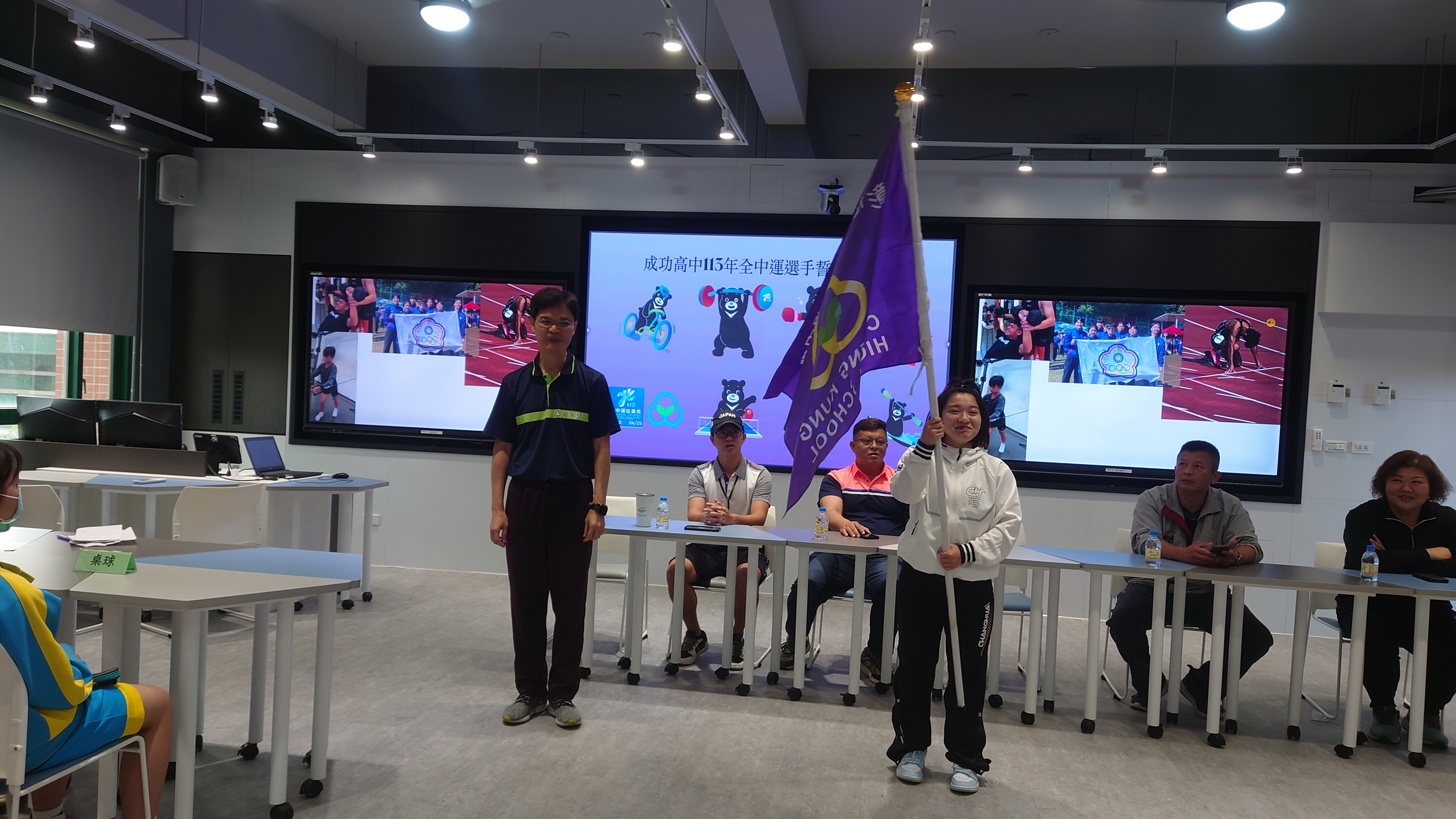 ▲彰化縣立成功高中代表隊即將在113年全國中等學校運動會上展現實力，學校舉行授旗典禮，為代表隊壯行。（記者張溎壕攝）