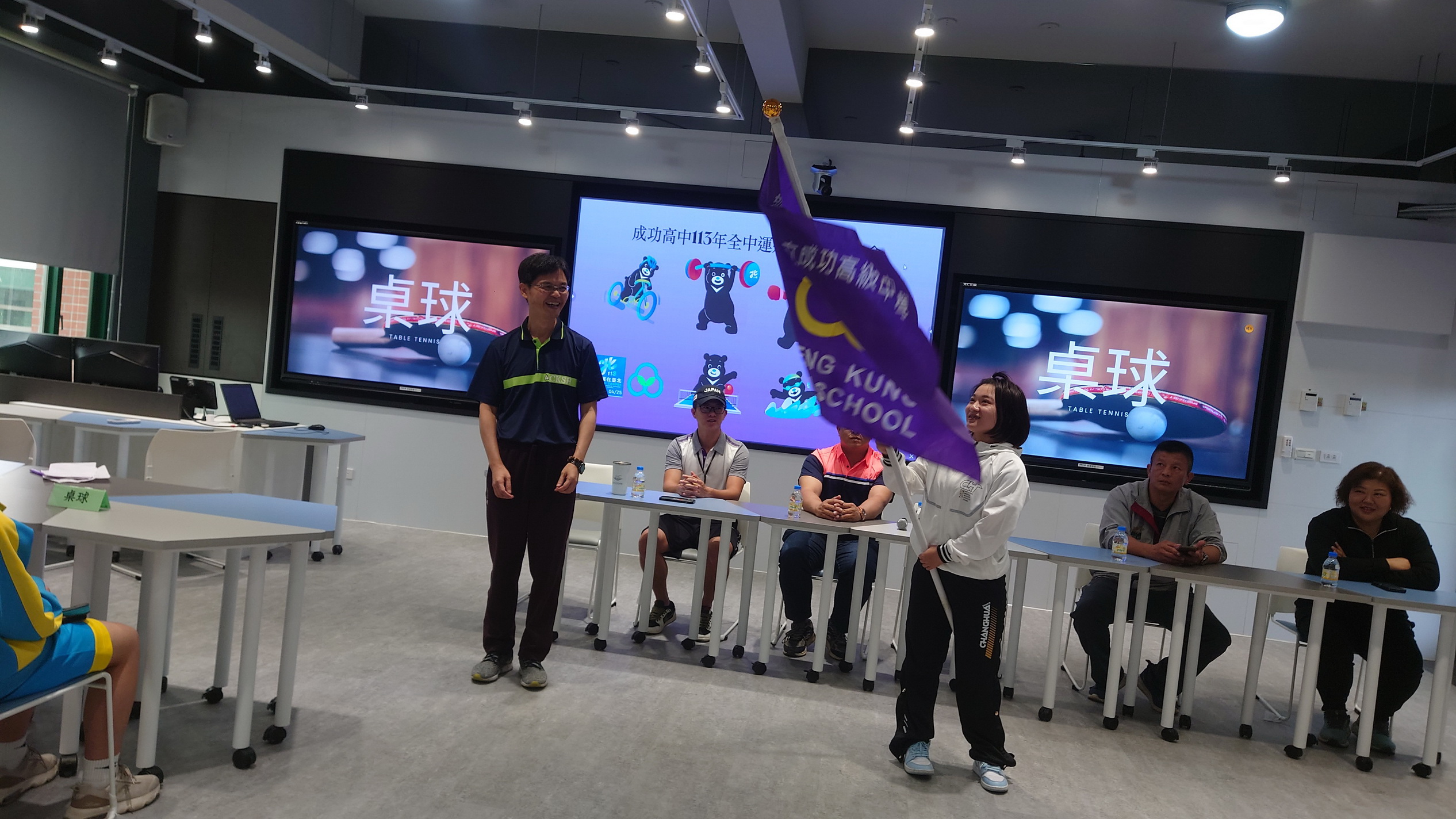 ▲彰化縣立成功高中代表隊即將在113年全國中等學校運動會上展現實力，學校舉行授旗典禮，為代表隊壯行。（記者張溎壕攝）