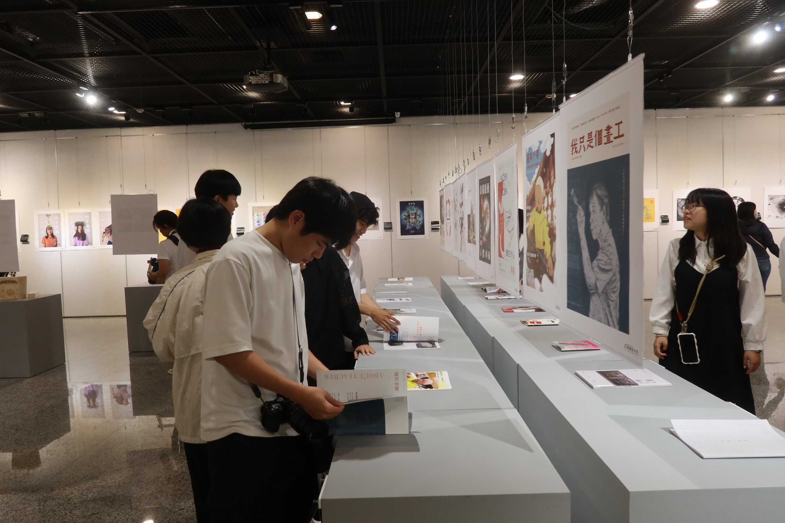 ▲彰化生活美學館辦理「青創藝廊」展覽，邀請國立臺中科技大學以「未來之形：為明日生活設計」為主題，引領觀眾進入一場前所未有的設計饗宴。（記者張溎壕攝）