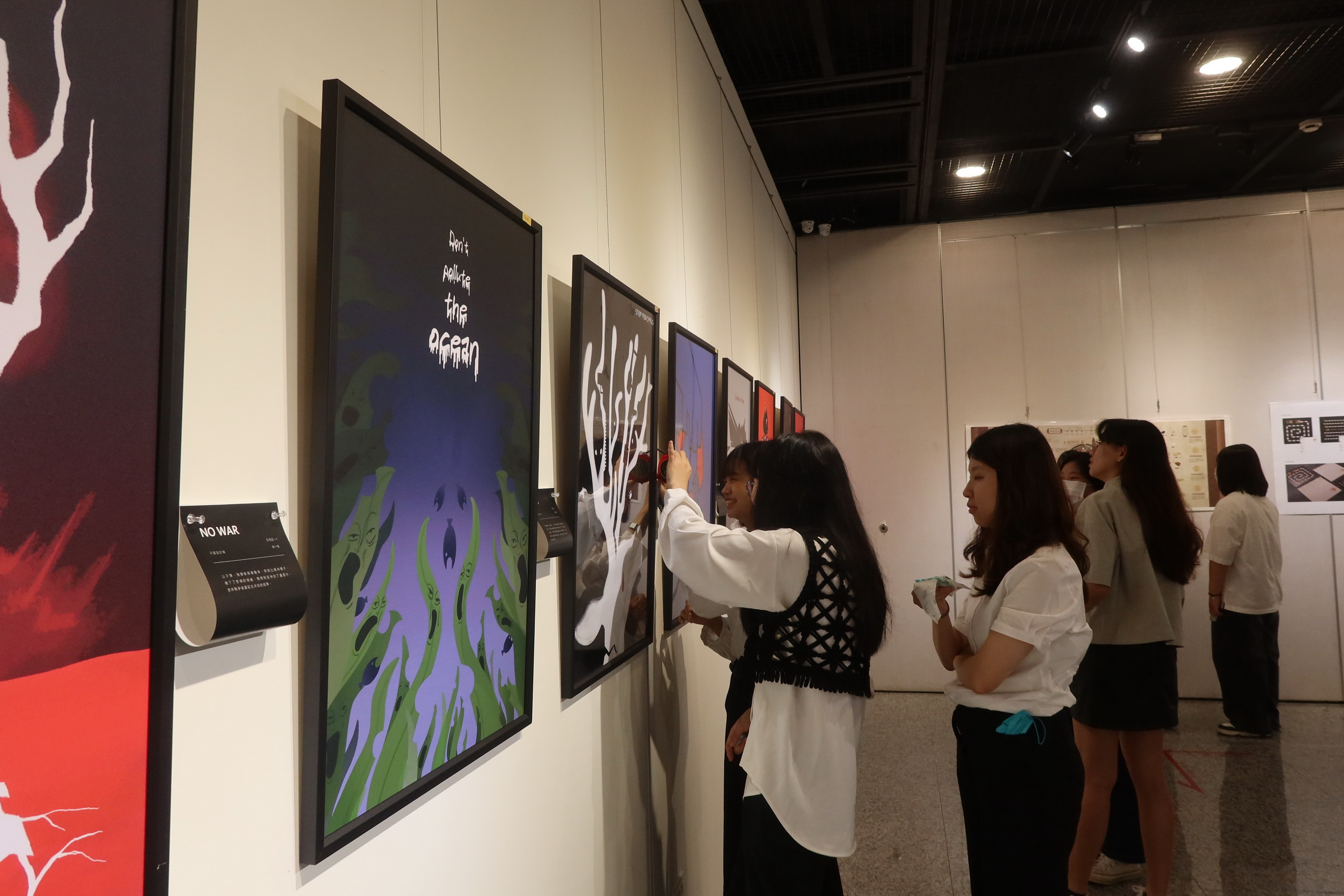 ▲彰化生活美學館辦理「青創藝廊」展覽，邀請國立臺中科技大學以「未來之形：為明日生活設計」為主題，引領觀眾進入一場前所未有的設計饗宴。（記者張溎壕攝）