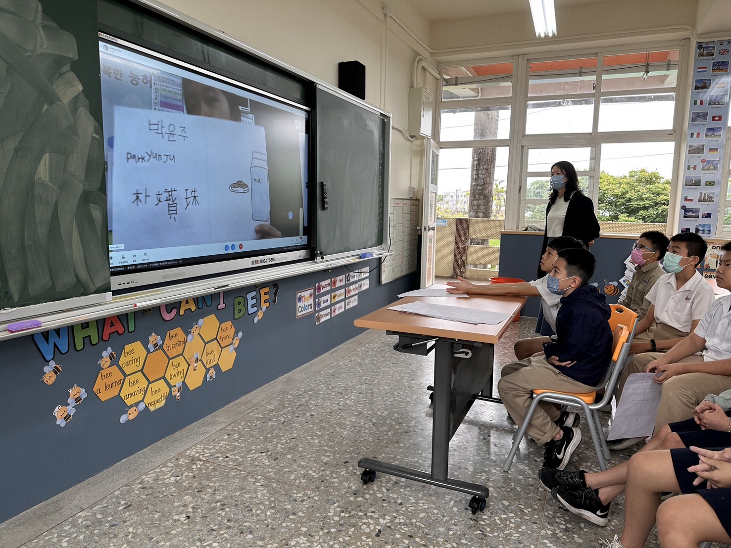 ▲彰化縣大園國小與韓國仁川凌虛台小學的學生透過線上平台互相交流，了解彼此的國家和文化。（記者張溎壕攝）