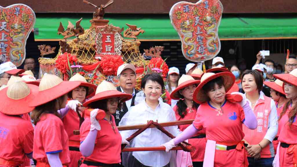▲台中樂成宮旱溪媽祖遶境十八庄祈安植福活動,市長盧秀燕今早親自扶轎恭送「旱溪媽祖」出巡。(記者林明佑翻攝)