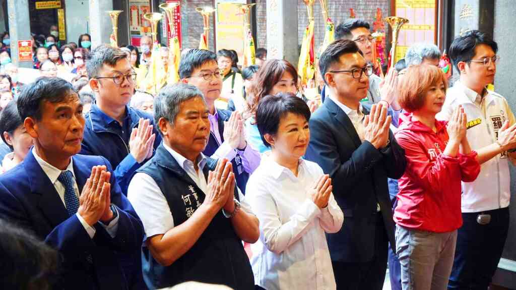 ▲台中市長盧秀燕與樂成宮董事長何敏誠率領現場眾來賓行五獻禮祝禱。（記者林明佑攝）